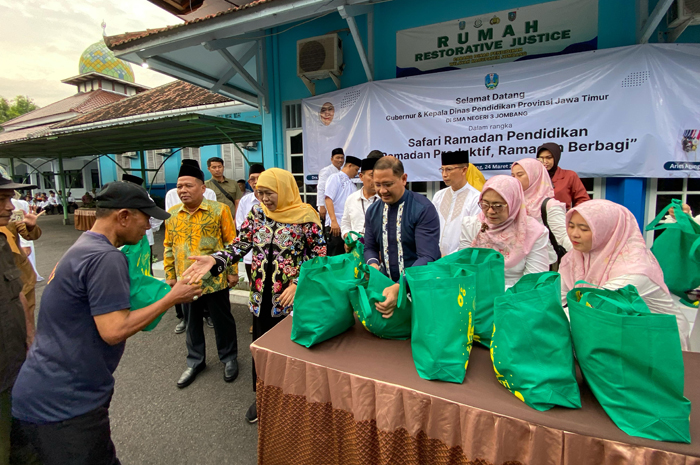 6.	Khofifah didampingi Kepala Dinas Pendidikan Provinsi Jatim dan Wabup Jombang memberikan bantuan berupa sembako dan THR untuk GTT dan PTT