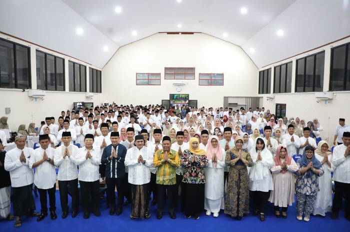 7.	Foto bersama seluruh keluarga besar Dinas Pendidikan Bakorwil Bojonegoro