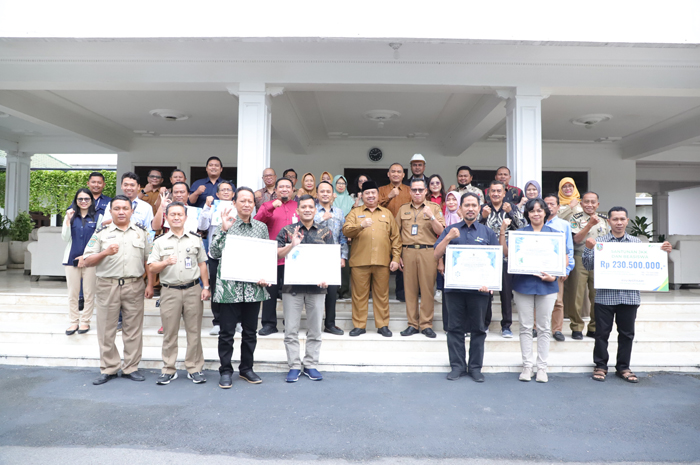 perwakilan 19 perusahaan di Jombang yang mendapat penghargaan dari Disnakertrans Provinsi Jatim berfoto bersama Bupati Jombang Warsubi