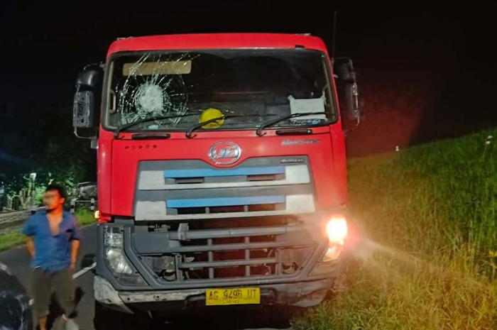 Sebuah truk kembali jadi korban teror lempar batu di Jalur Provinsi Ploso-Gedeg Jombang Senin (24/5) malam