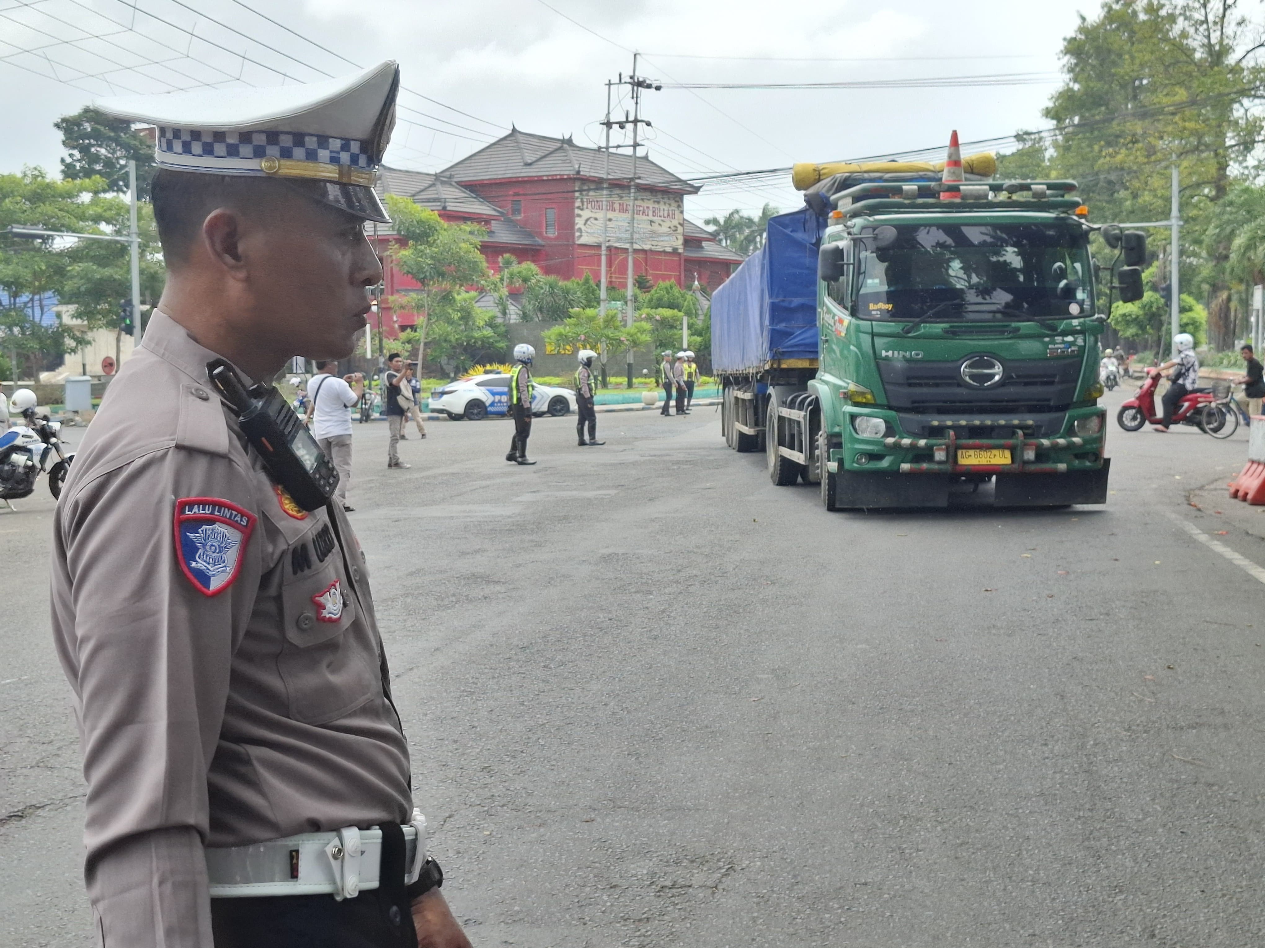 Petugas menindak truk dengan sumbu lebih dari 3 saat melintas di waktu pembatasan kendaraan angkutan lebaran