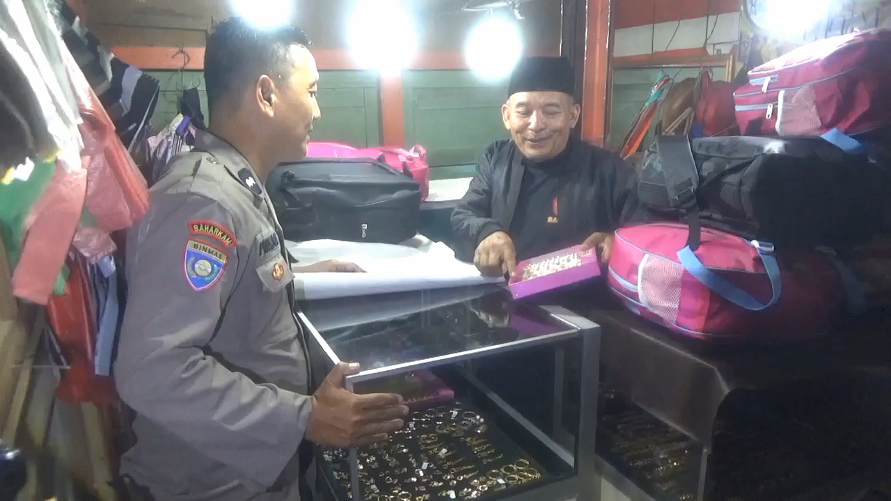 Polisi melakukan olah TKP di lokasi kios yang dibobol 5 Bocil di Pasar Sumobito Jombang