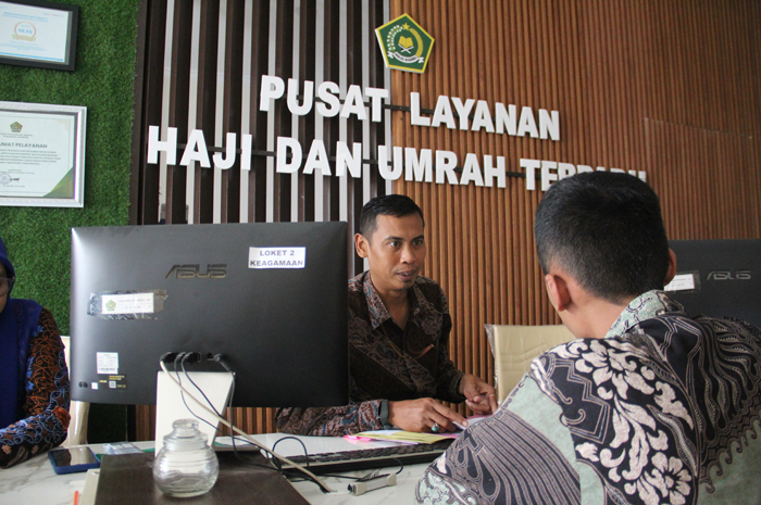 Sejumlah CJH melakukan verifikasi berkas jemaah haji di Kantor Kemenag Jombang Rabu (26/3).