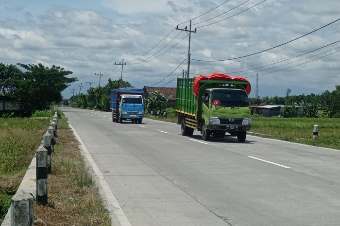 Jalan kabupaten ruas Kabuh-Tapen jadi salah satu jalur alternatif mudik dan balik Lebaran.