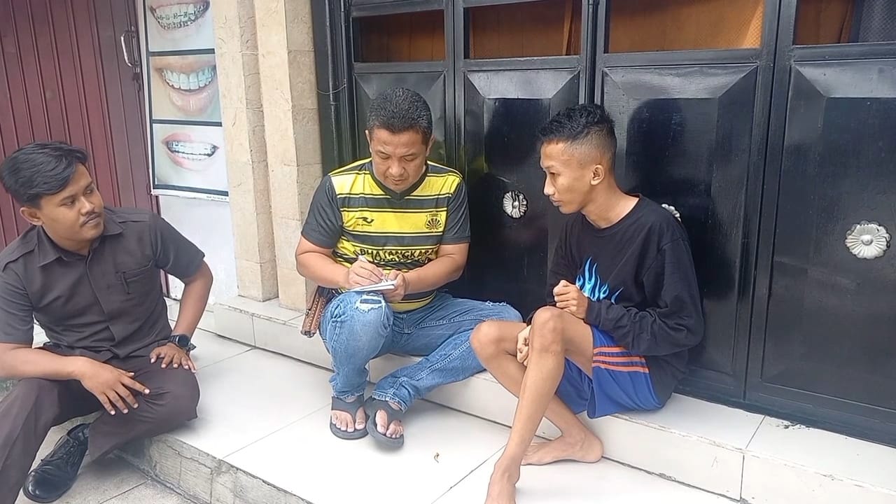 Polisi saat melakukan olah kejadian perkara bersama korban di lokasi kejadian