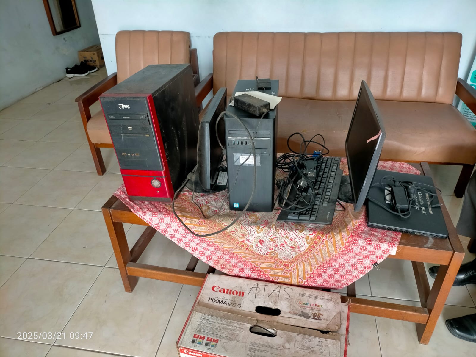 : Sejumlah barang di kantor wilker diangkut untuk dibawa ke Dinas P dan K Jombang.