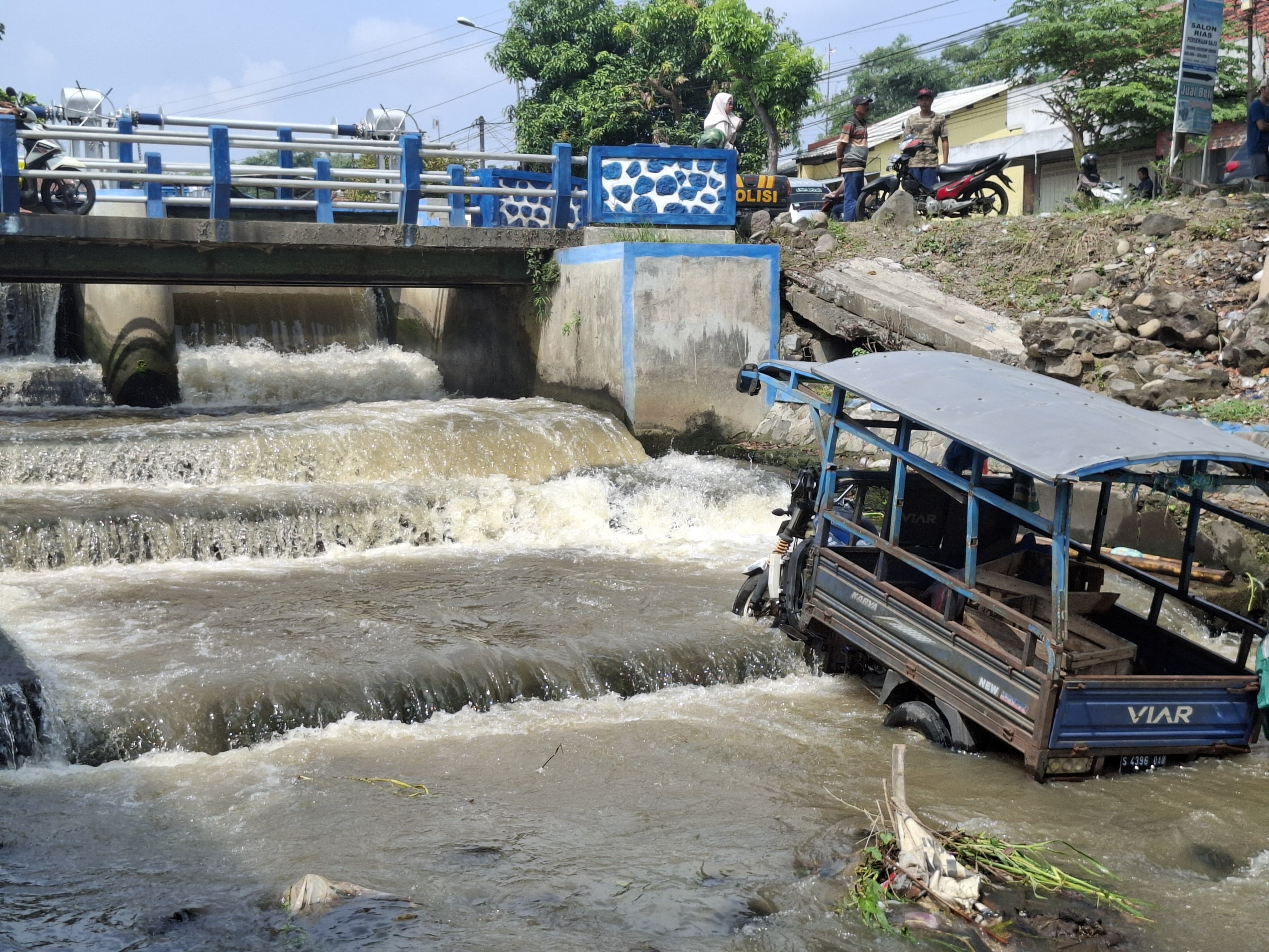 Kondisi motor roda tiga yang nyemplung sungai di pinggir jalur provinsi Desa Kayangan, Diwek, Jombang usai diseruduk Fortuner