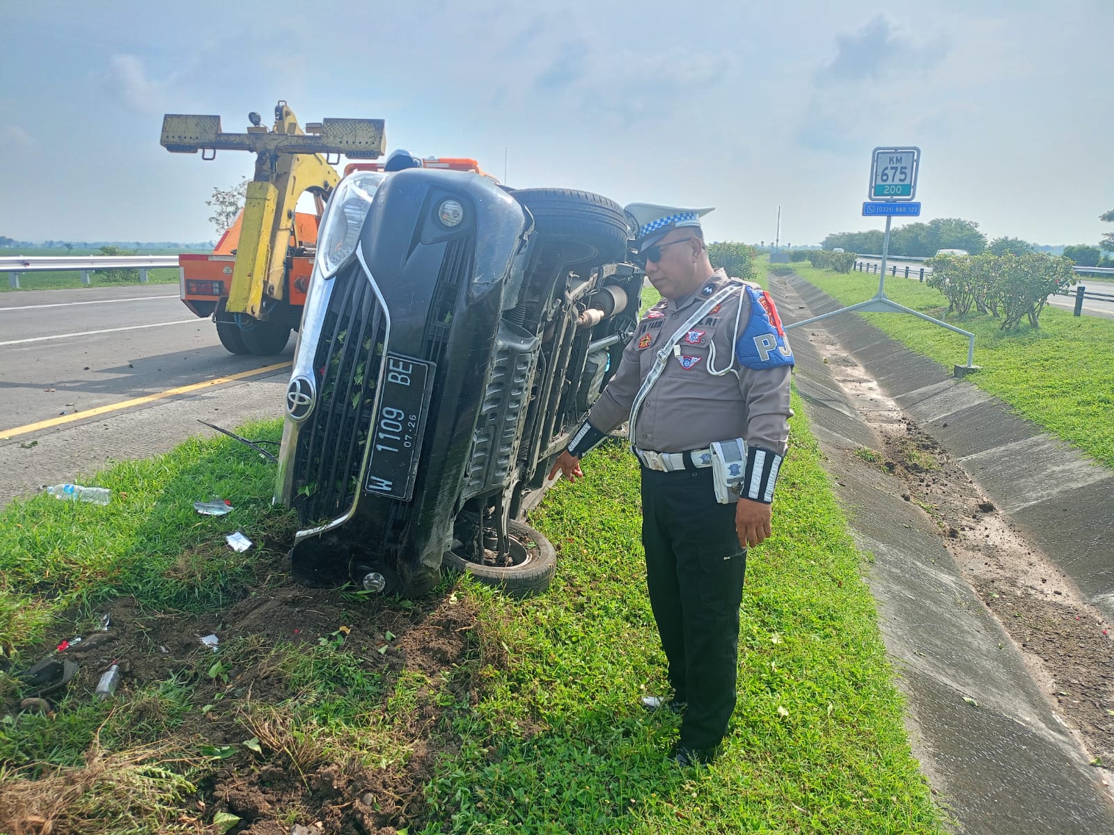 Mobil pemudik yang Terguling di Tol Jombang Mojokerto karena pecah ban.