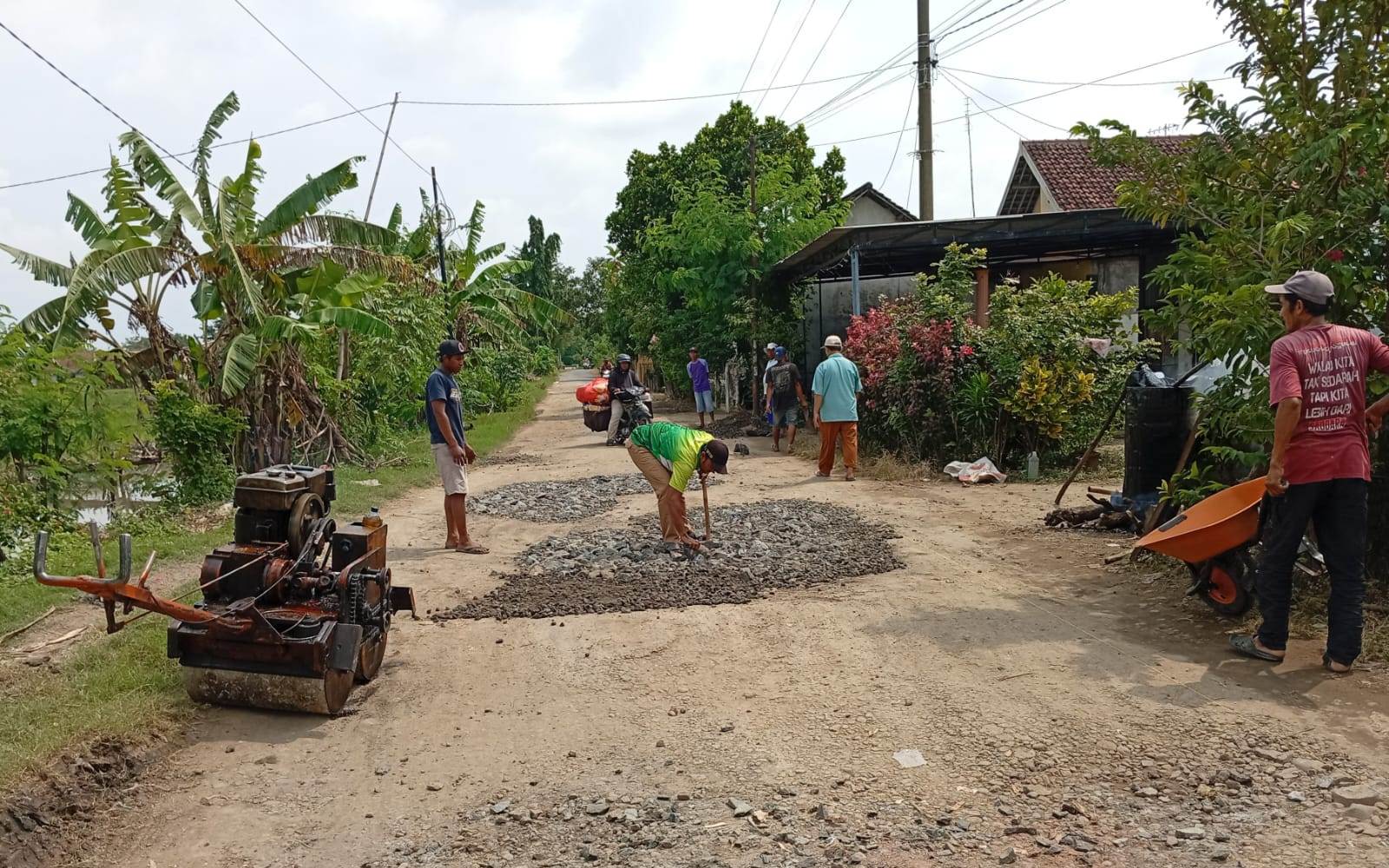 pekerja melakukan pemeliharaan jalan di Dusun/Desa Gedangan, Kecamatan Somobito Jombang jelang Lebaran