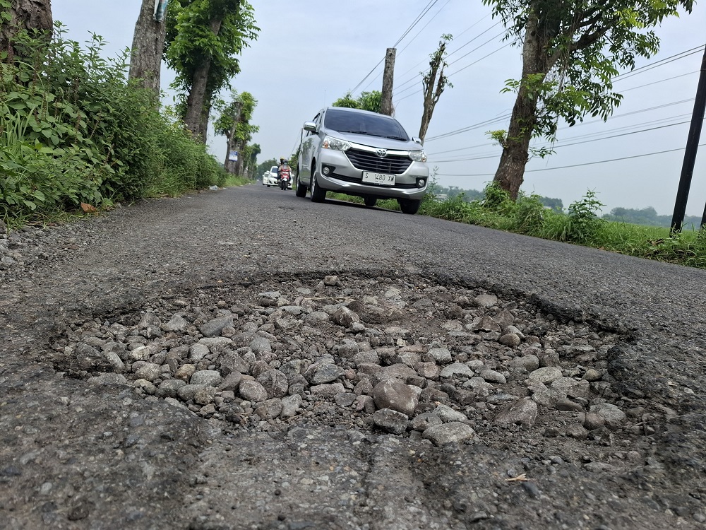 Kondisi jalur alternatif di Tembelang Jombang yang masih rusak hingga Rabu (26/3)