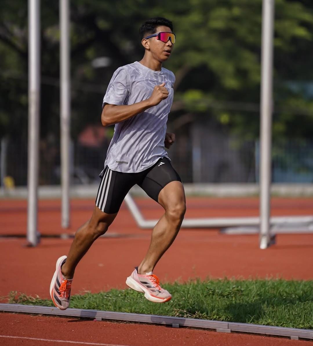 Ardhi Wirayudha saat latihan di lapangan atletik Unesa Surabaya, Sabtu (8/3).