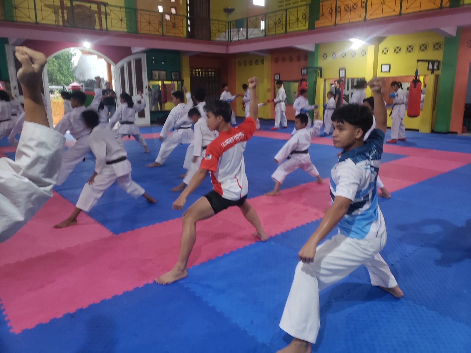 Karateka Jombang saat latihan di Dojo Mahameru Jombang (26/3).