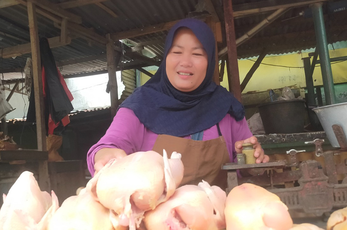 Pedagang ayam broiler di Jombang yang menyebut adanya kenaikan harga jelang lebaran