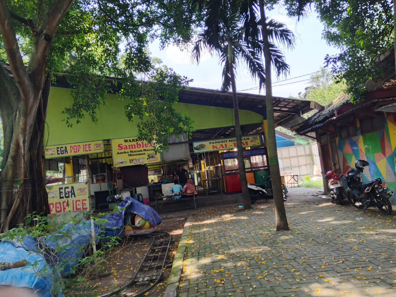 Kondisi Pujasera Kebonrojo Jombang yang masih sepi