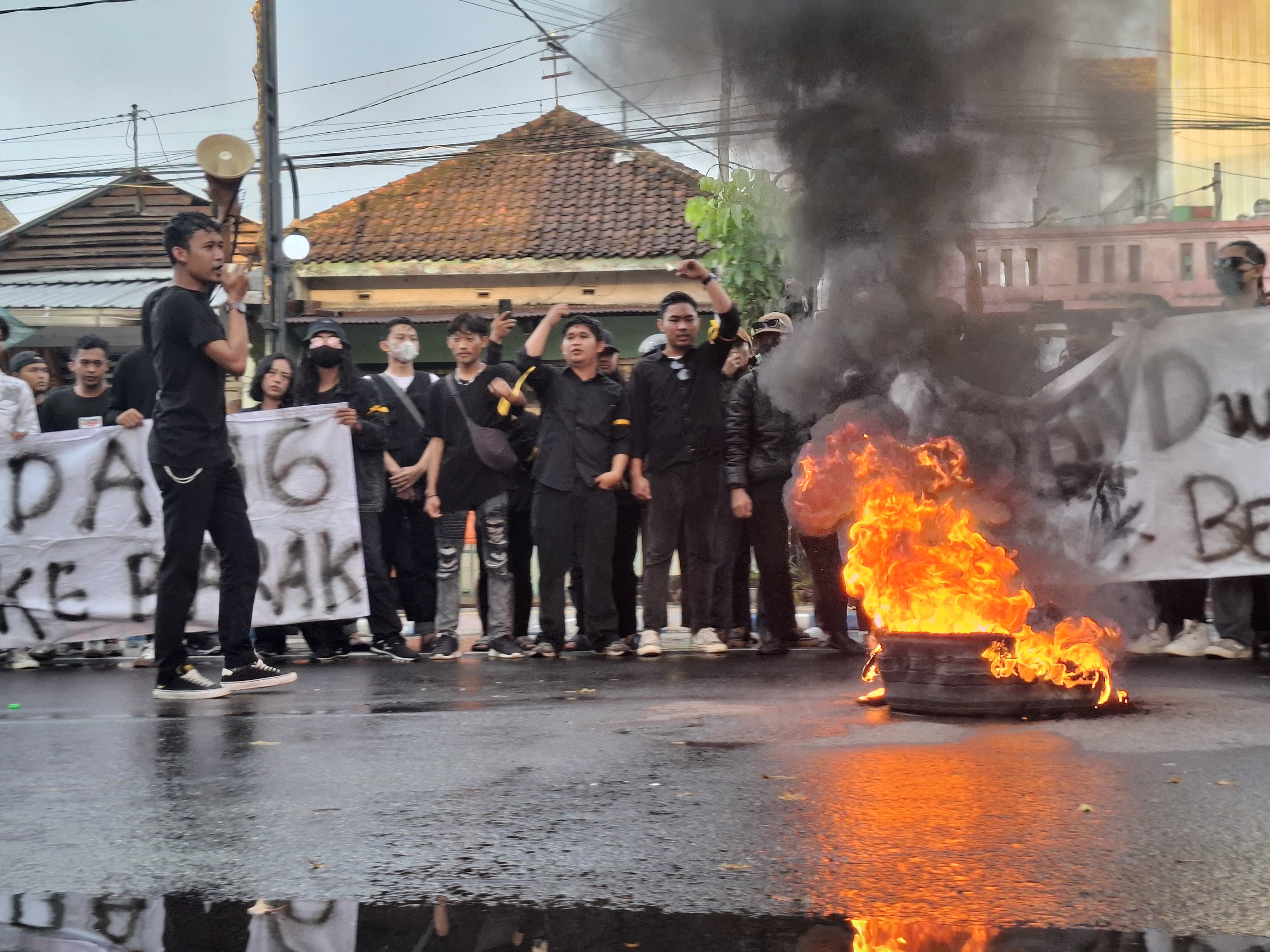 Aksi bakar ban yang dilakukan mahasiswa saat melakukan demo menolak revisi UU TNI di depan Gedung DPRD Jombang Sabtu sore