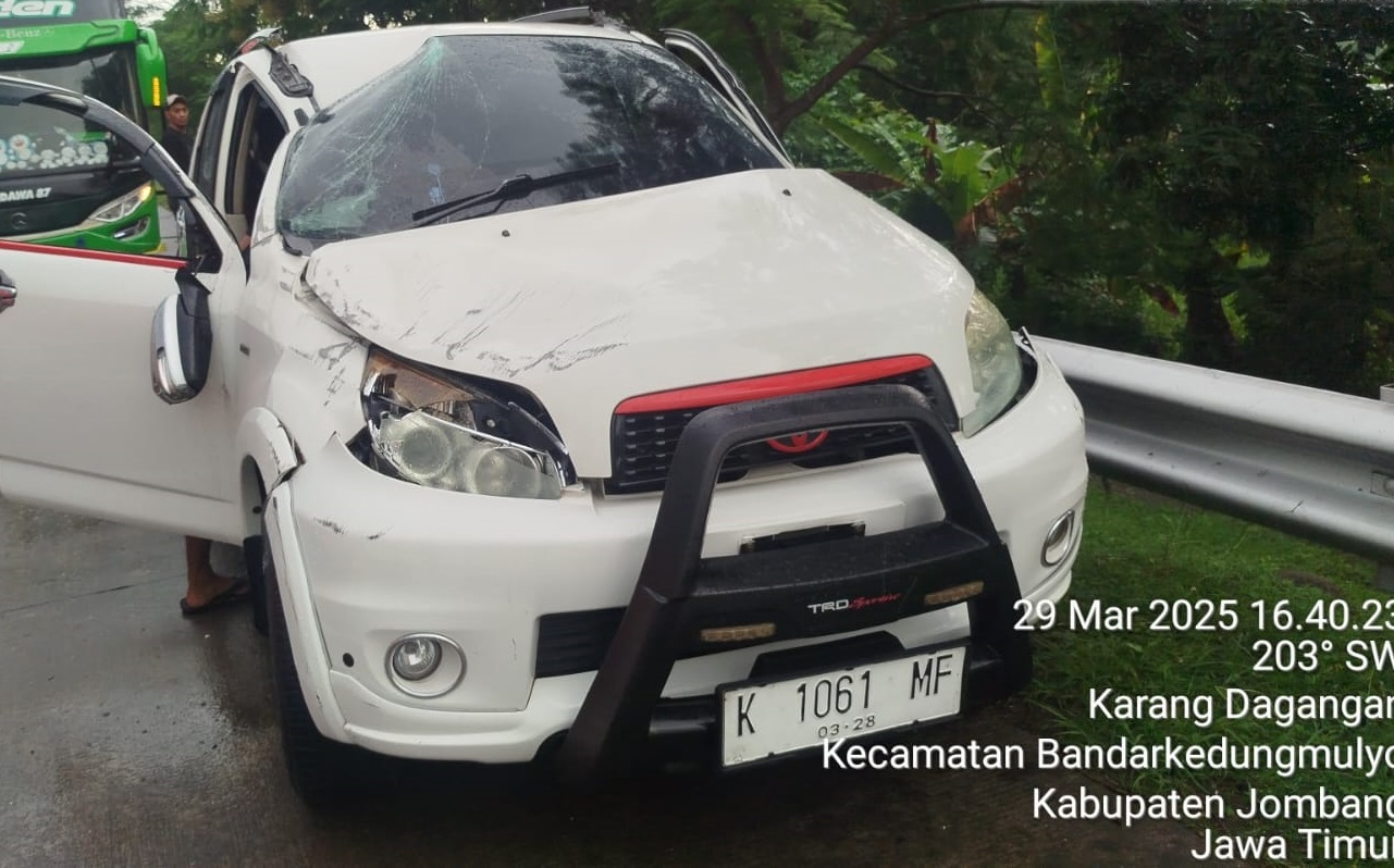 Mobil pemudik yang ringsek usai terguling dan menabrak guardrail Tol Jombang Mojokerto Sabtu (29/3) sore