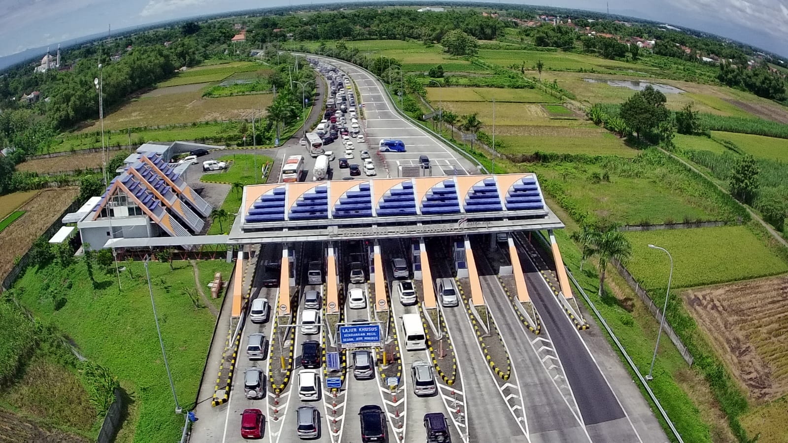 Kondisi gerbang tol Bandar yang mengular panjang membuat pintu keluar (exit tol) ditutup dan dialihkan.