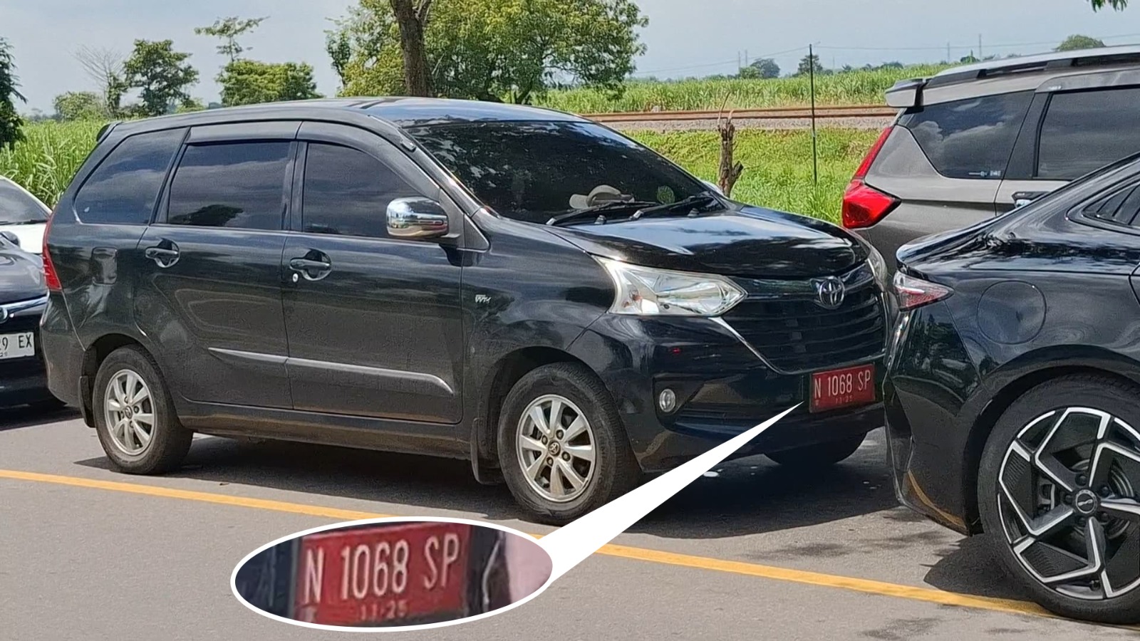 Mobil pelat merah yang ditemukan ikut terjebak macet saat arus mudik di Bandarkedungmulyo Jombang