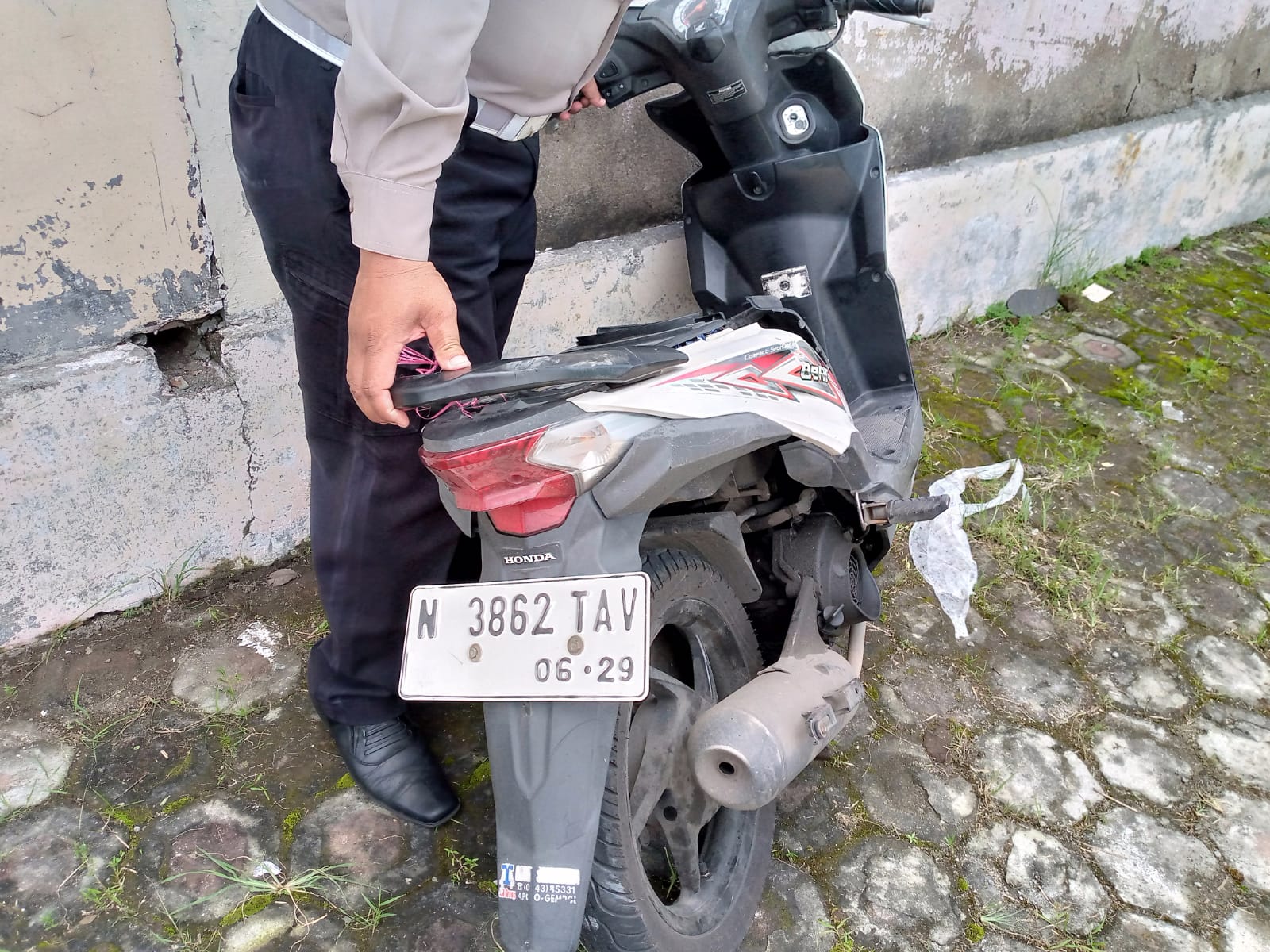 Petugas mengamankan motor sekeluarga yang terlibat lakalantas di Mojoagung Jombang