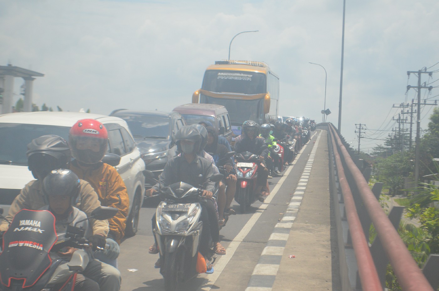 Kondisi kendaraan yang mengular di atas Jembatan Ploso Jombang Rabu (2/4) siang