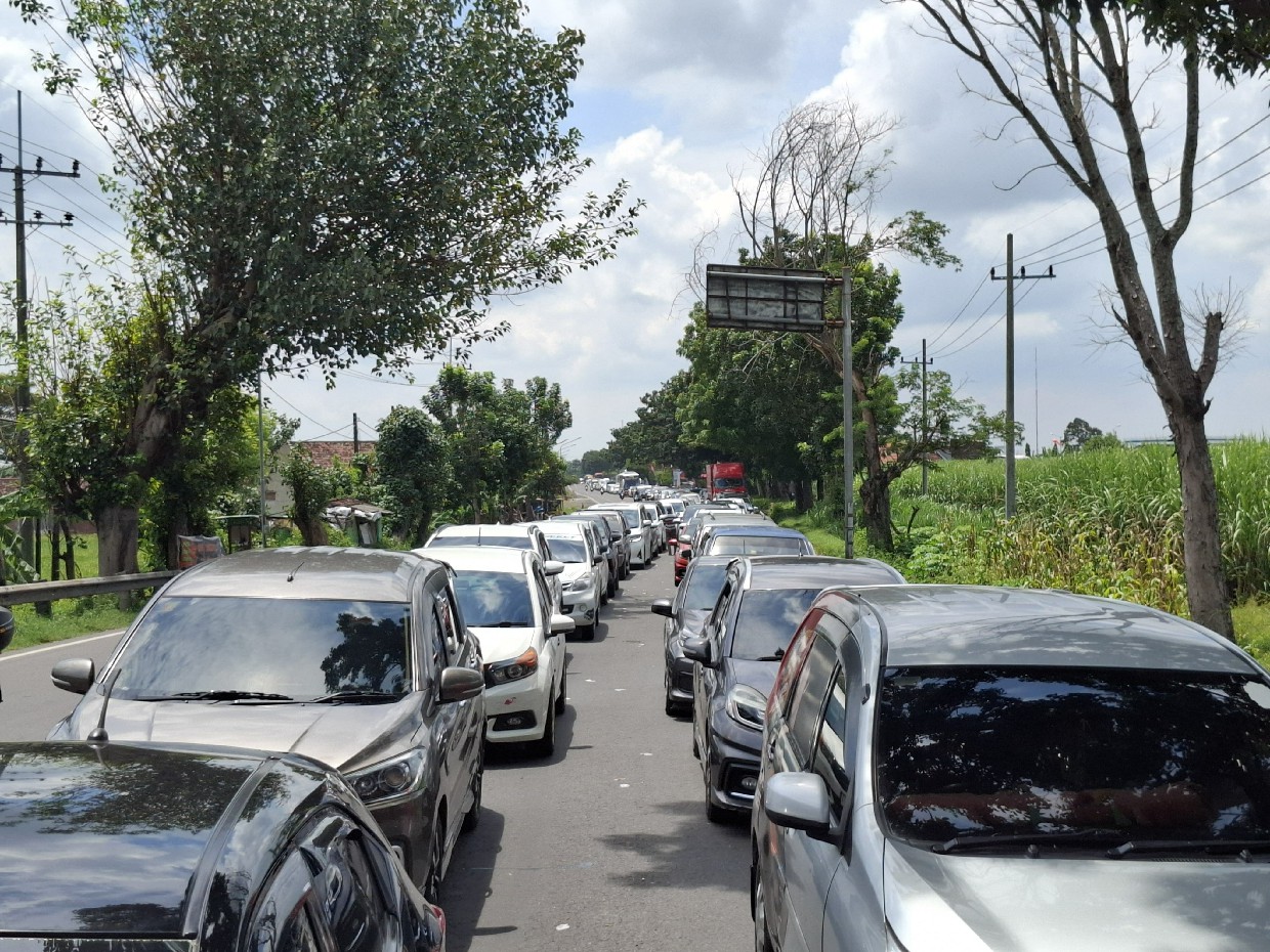 Kondisi kemacetan yang terpantau di Jalur Arteri Bandarkedungmulyo Jombang Rabu (2/4) siang