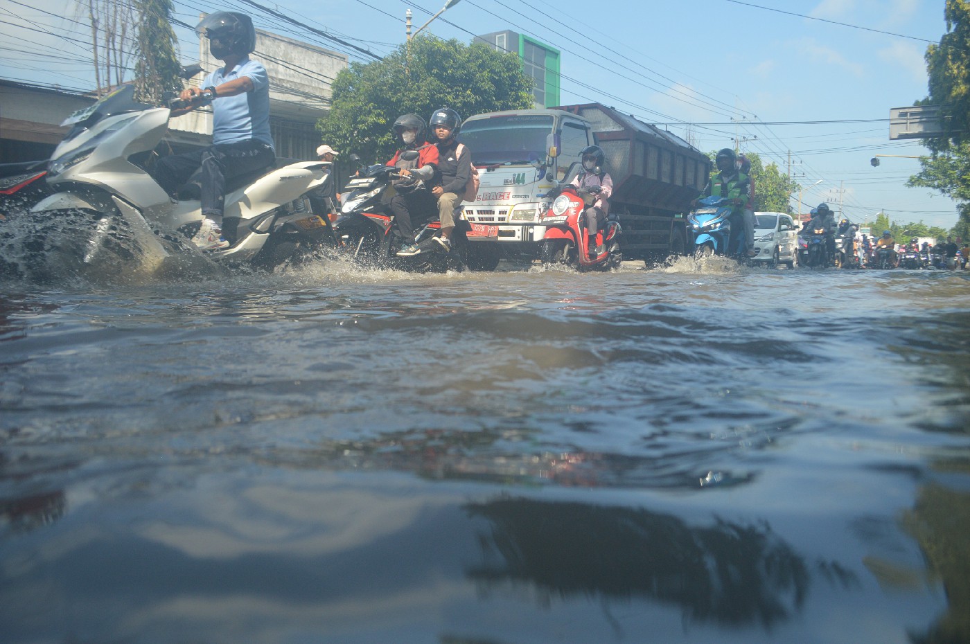 Banjir luberan sekunder Gude Ploso merencam permukiman hingga jalan nasional di Jombang Kamis (3/4)