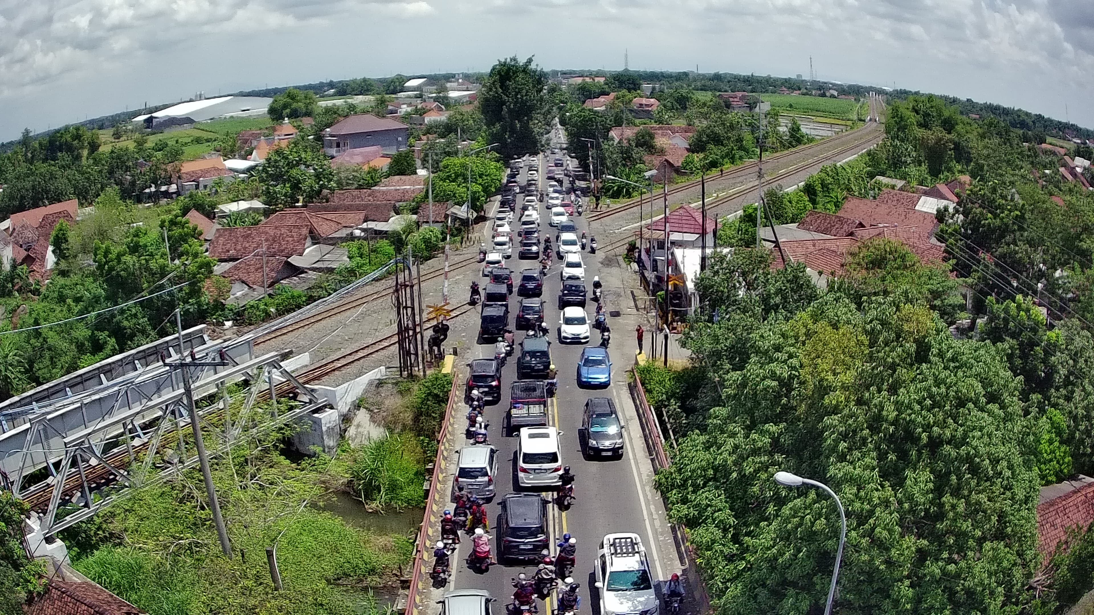 Jalur Arteri di Bandarkedungmulyo Jombang ini diusulkan untuk dibangun Flyover lantaran setiap tahun membuat macet