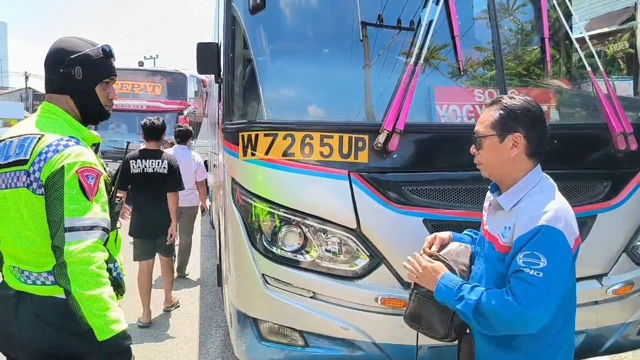 Polisi menghentikan paksa bus AKAP Sugeng Rahayu yang nekat ngeblong saat jalur padat di Bandarkedungmulyo Jombang