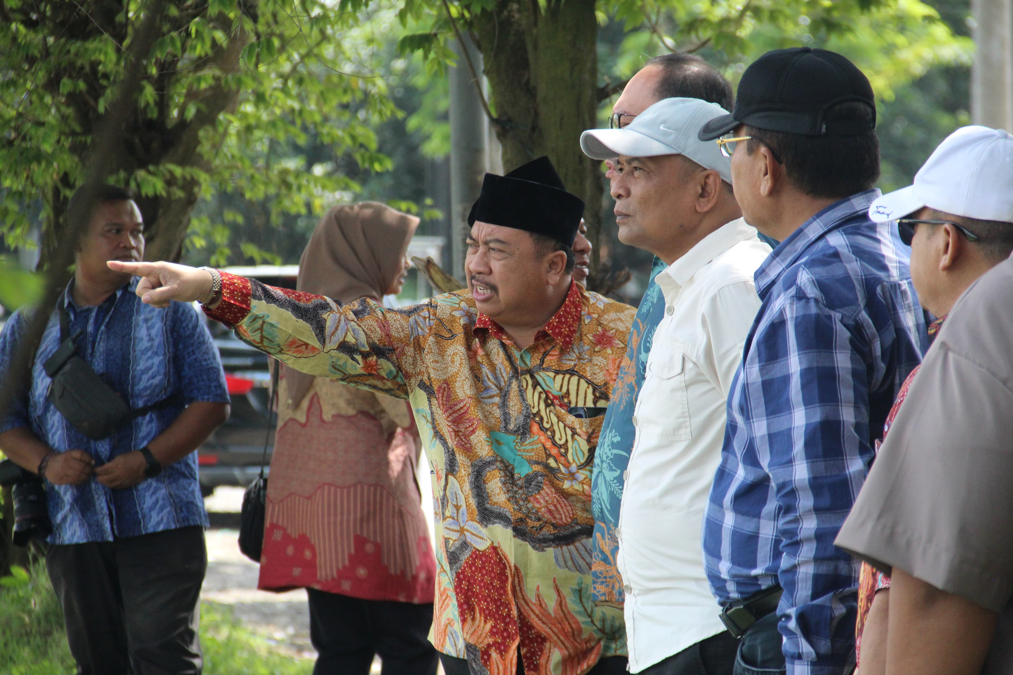 Bupati Jombang Warsub bersama Wabup Salmanudin Yazid saat mendampingi jajaran Kemensos survei lahan yang akan digunakan untuk sekolah rakyat  di Denanyar Jombang, Jumat (4/4).