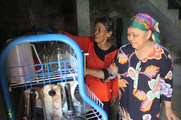 Warga korban longsor Wonosalam Jombang yang tinggal di posko pengungsian harus masak sendiri saat lebaran karena petugas libur
