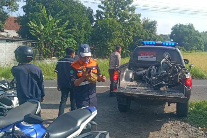 Kondisi motor milik Pemuda Sumobito Jombang yang hancur disambar kereta saat melintasi perlintasan tanpa palang pintu