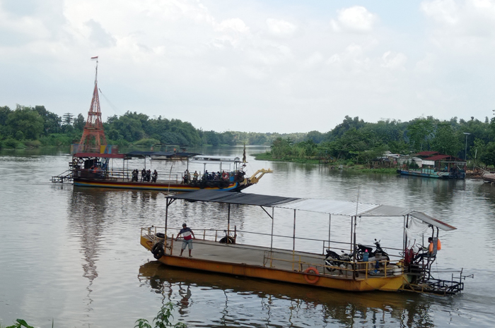 Perahu tambang brantas yang jadi pilihan alterntif bagi pemudik di Jombang