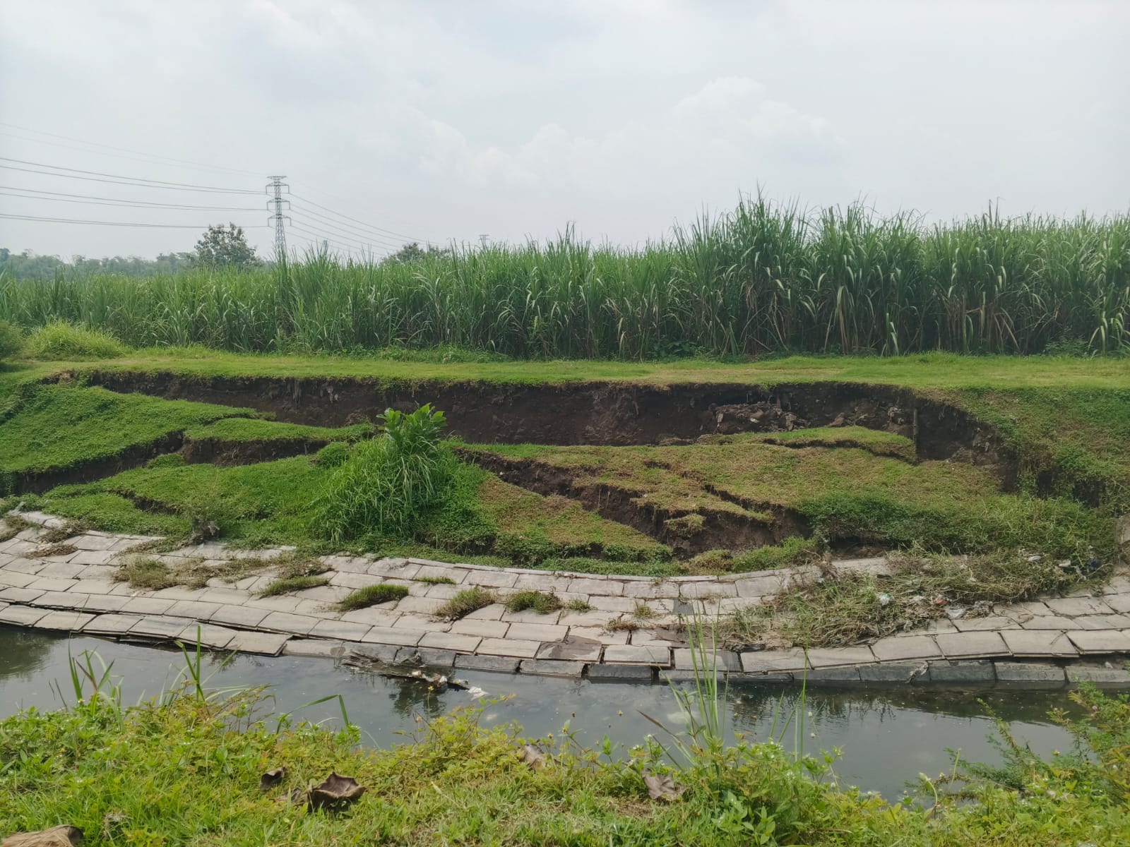 Kondisi plengsengan hasil proyek milik BBWS Brantas di Sekunder Gude yang kembali longsor