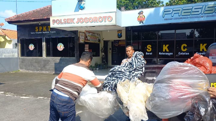 Polisi menyita sejumlah balon udara yang hendak diterbangkan warga di Jogoroto Jombang