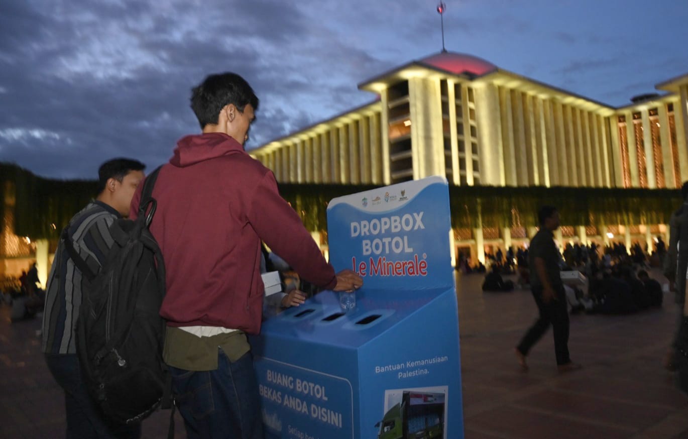 Sejumlah warga mengisi drop box dengan botol plastik di depan masjid Istiqlal Jakarta yang dananya akan didonasikan ke Palestina