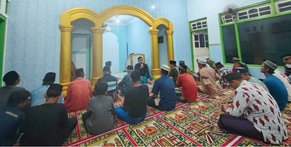 Kepala Desa Jombok Nugroho Adi Wiyono memberikan arahan saat safari Ramadan di salah satu masjid yang ada di Desa Jombok, Ngoro, Jombang.