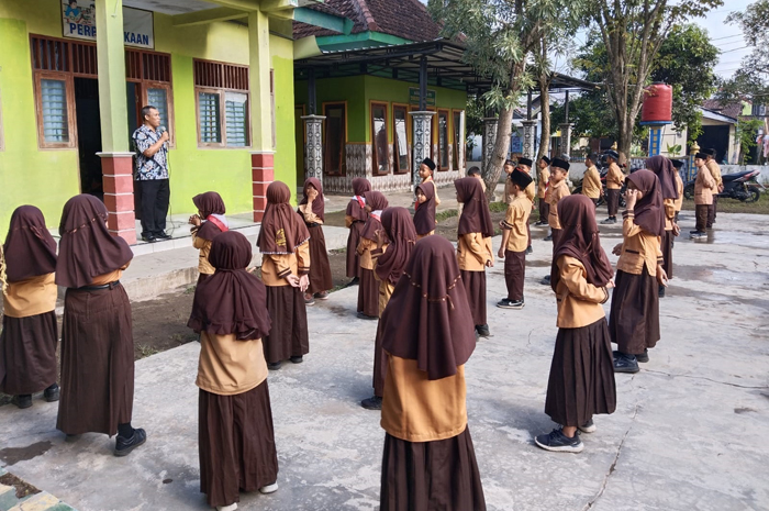 TEGAS: Kepala SDN Sepanyul Kecamatan Gudo, Heny Pujianto, saat memberikan arahan kepada siswa.