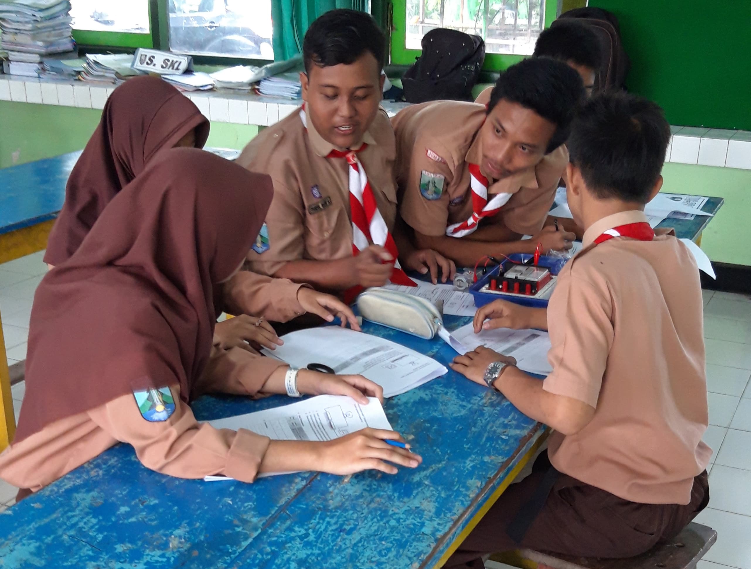 SERIUS: Siswa SMPN 2 Ngoro saat belajar di dalam lab IPA.