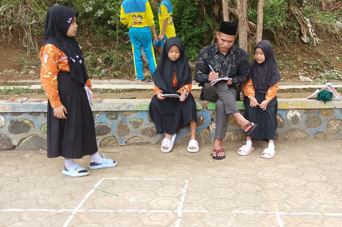 SEMANGAT: Guru PAI membimbing hafalan siswa di luar kelas.