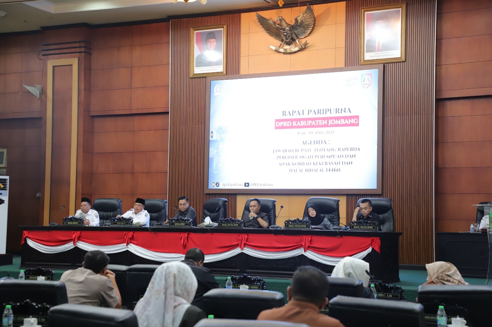 Bupati Warsubi, Wabup Salman dan pimpinan DPRD Jombang pada sidang paripurna di gedung DPRD
