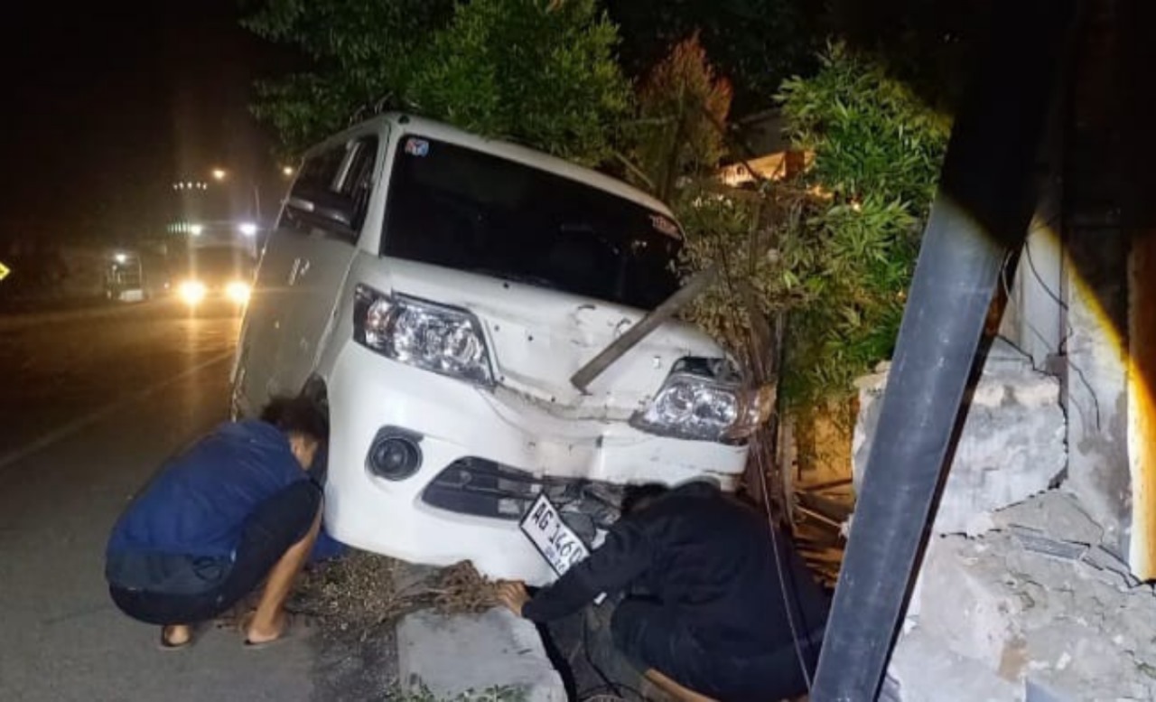 Kondisi mobil travel berpenumpang 7 orang di yang menabrak pagar rumah warga di Jalan Raya Desa Palrejo, Kecamatan Sumobito, Jumat (11/4) dini hari.&nbsp;