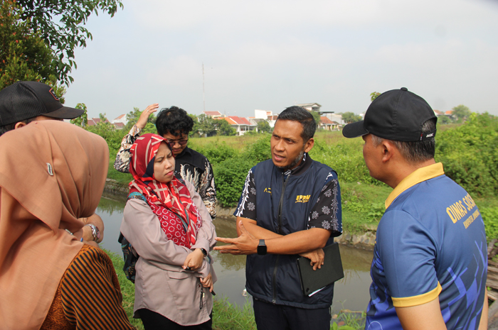 SURVEI: Jajaran Kementerian Pekerjaan Umum (PU) meninjau lokasi sekolah rakyat di Desa Denanyar, Jumat (11/4).