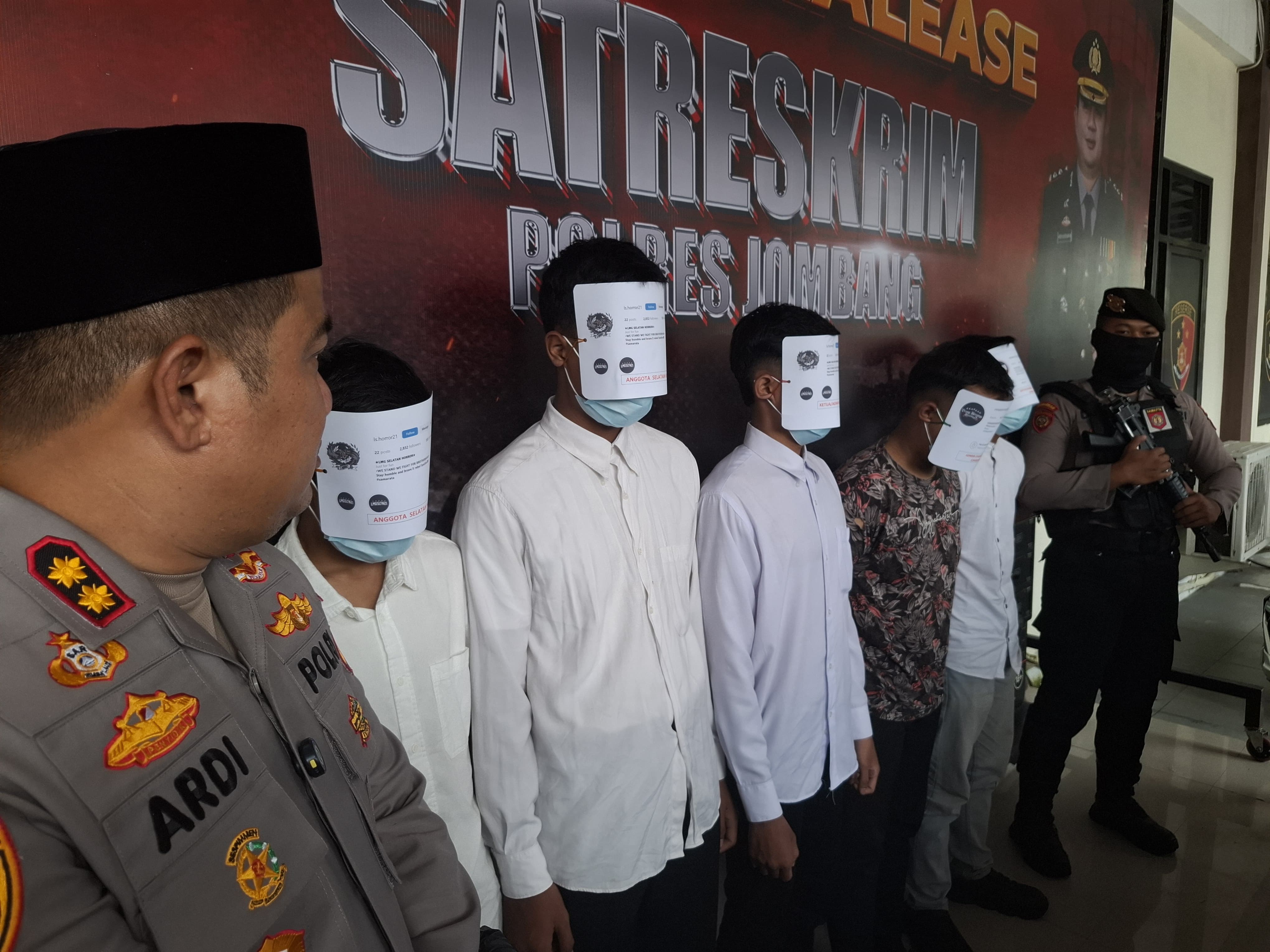 Sebanyak enam orang admin media sosial (medsos) milik beberapa kelompok gangster yang ada di Kabupaten Jombang diamankan polisi.