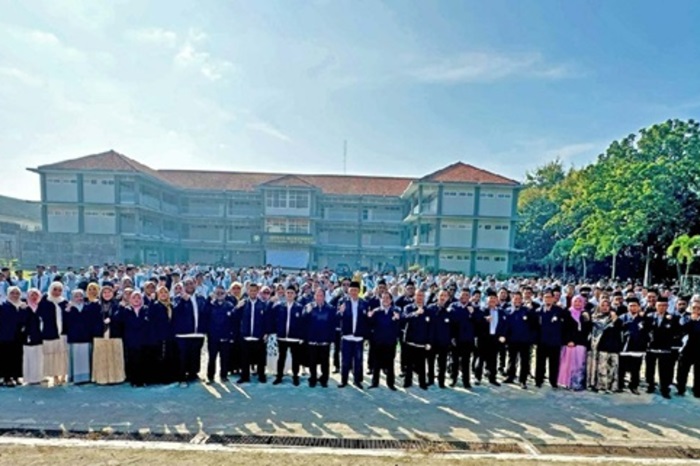 SEMANGAT: Upacara pemberangkatan program KDLK-MBKM Universitas Hasyim Asy&rsquo;ari Tebuireng, Sabtu (12/04).