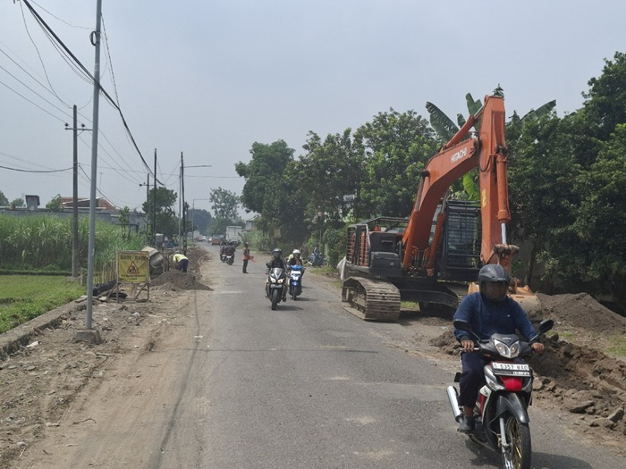 SEDANG DIKERJAKAN: Perbaikan jalan kabupaten ruas Cukir-Mojowarno, kemarin.