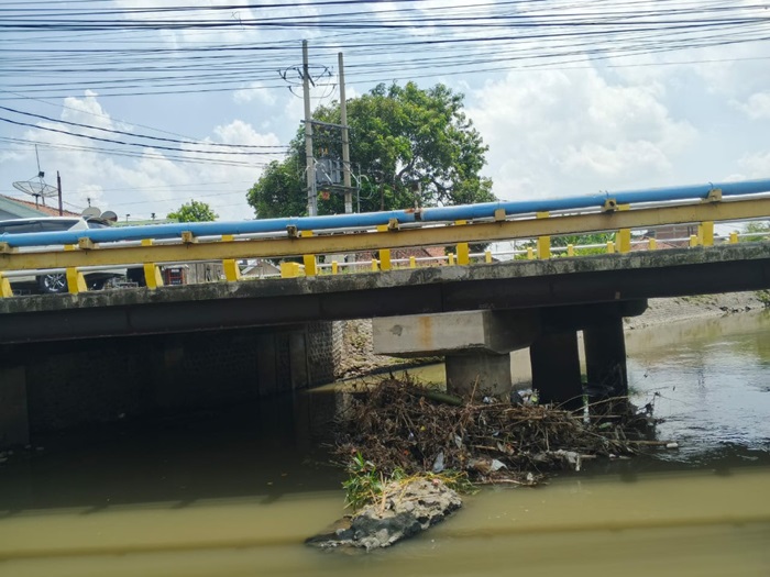 PERLU DIBERSIHKAN: Sampah yang hanyut di jembatan Desa Sengon, Kecamatan Jombang, kemarin (12/4).