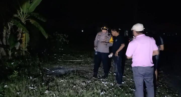Petugas kepolisian melakukan olab TKP di Desa Plemahan Kecamatan Sumobito Jombang.