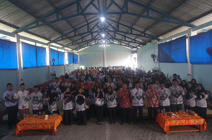 KOMPAK: Seluruh jajaran pengurus PGRI Cabang Kabuh, Jombang dan para tamu undangan berfoto bersama selepas acara kegiatan syawalan dan halalbihalal