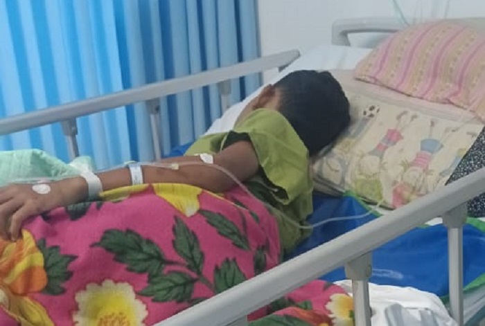 DIRAWAT: Korban petasan meledak asal Kecamatan Sumobito dirawat di RSUD Jombang, Senin (14/4).