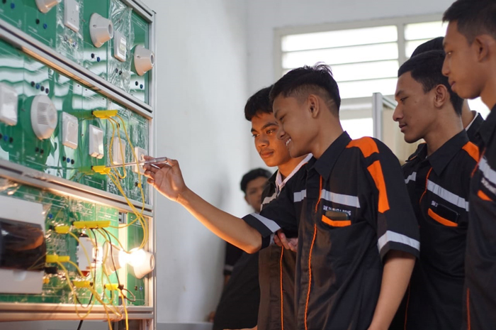 MUMPUNI: Berbagai kompetensi keahlian di SMK Dwija Bhakti 1 Jombang dilengkapi dengan berbagai sarana yang memadai.